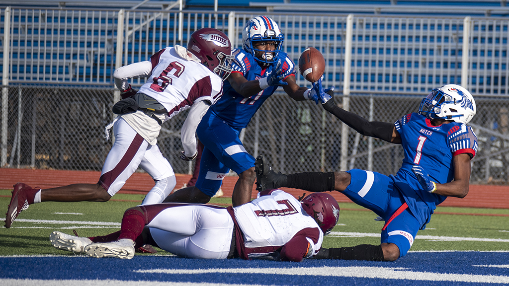 Malik Benson catches this Hail Mary pass at the end of the first half for a touchdown in Hutchinson's 2021 Salt City Bowl win over Hinds. (Andrew Carpenter/Blue Dragon Sports Information)